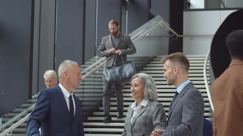 Tres personas de negocios en el aeropuerto