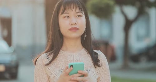 Jolie femme envoyant des SMS à l'extérieur.