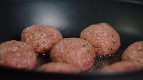 Schnapsfleischbällchen braten auf heißer Pfanne