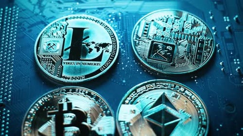Suivi descendant des pièces de monnaie cryptée sur le circuit imprimé, arrière-plan, investissement dans actif virtuels