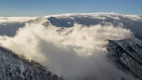 Wolken fliegen über den Winterberg