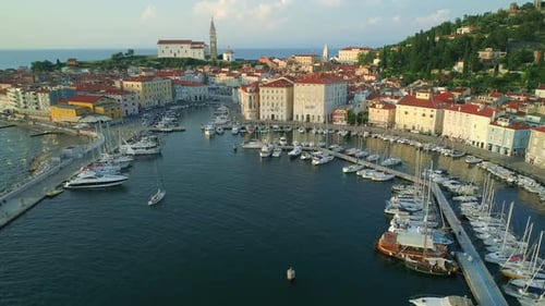 Piran die Stadt des Resorts an der Adriaküste Historisches Erbe der venezianischen Architektur. Luftbild