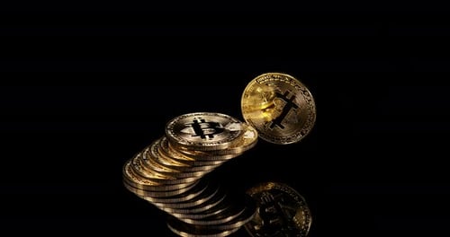 Bitcoins auf schwarzem Hintergrund, Zeitlupe 4K