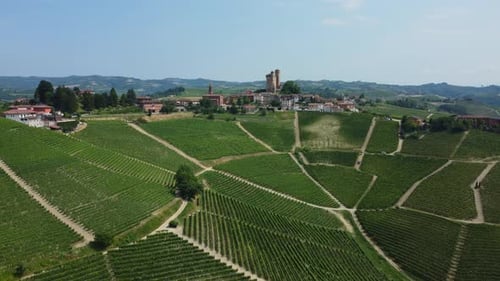 Serralunga D'Alba und Weinberge in Langhe
