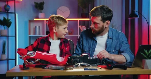 Papá aprende el contenido de un coche de juguete y no permite tocar los cables a su hijo interesado