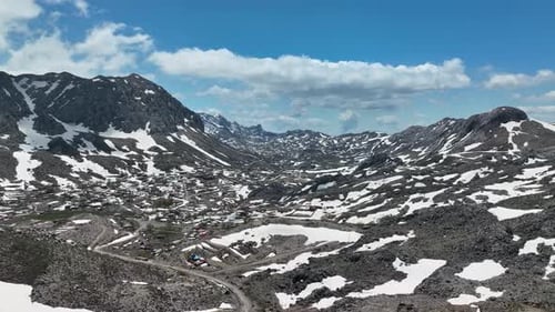 Berglandschaft hoch in den Bergen Luftbild 4 K