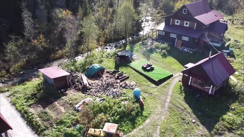 TVA dans les montagnes, grande chaudière, eau minérale chaude ou tiède, bain, soins de spa et de bien-être dans