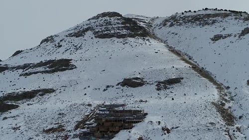 Construido en la ladera de una montaña en 1920 en el extremo sur de Genola, Utah, el Old Tintic Mill p