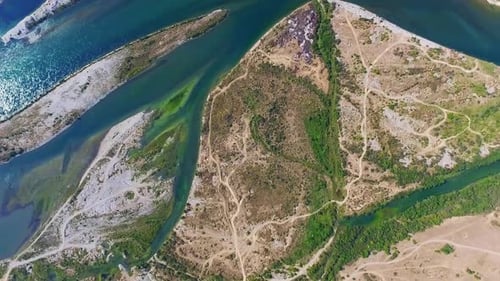 Dramático vista aérea del río Drin en Albania
