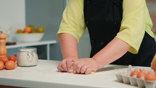 Großmutter bereitet selbstgemachte Kekse zu