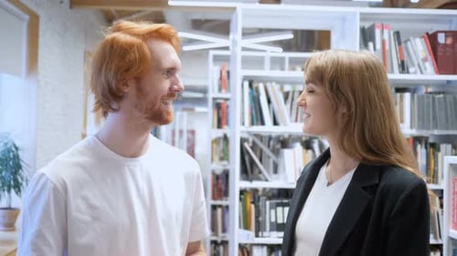 Young Creative Team participe à une conversation dans Office for Work