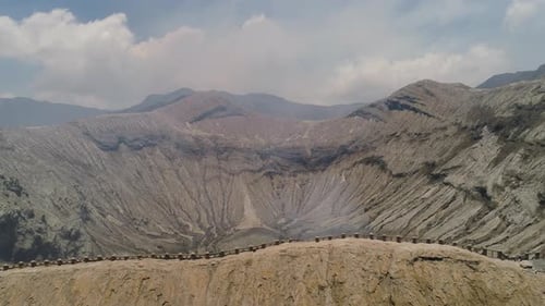 Paisaje montañoso con un volcán activo