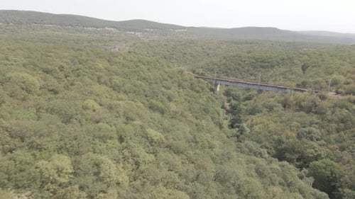 Vista aérea da ponte ferroviária vazia na região de Samtskhe-Javakheti, Geórgia.