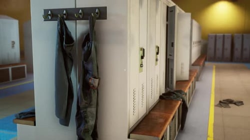Vestuario vacío en una antigua fábrica