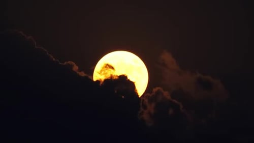Pleine lune dans le ciel nocturne parmi les nuages