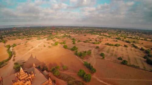 Survol des temples de Bagan le matin