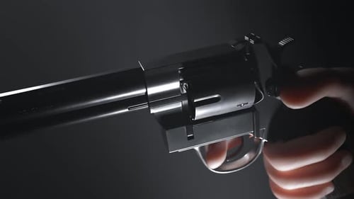 Una mano que sostiene una pistola que no dispara balas sino una bandera roja con ¡EXPLOSIÓN!
palabra