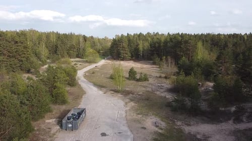Survol de forêt près de la plage