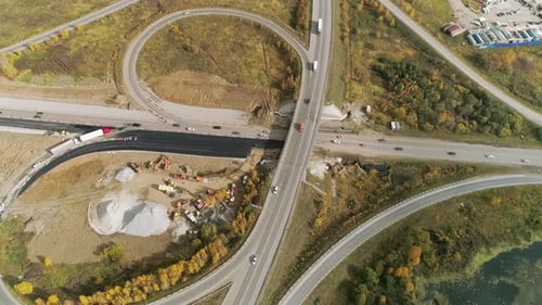 Luftaufnahme des Verkehrsknotenpunkts in der Nähe des Dorfes. 30