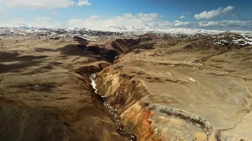 Eine herrliche Berglandschaft mit verschneiten Gipfeln auf den Gipfeln der Berge