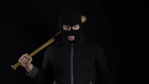 Ein Mann in einer Sturmhaubenmaske steht mit einem Baseballschläger. Ein Bandit steht auf einem schwarzen Hintergrund