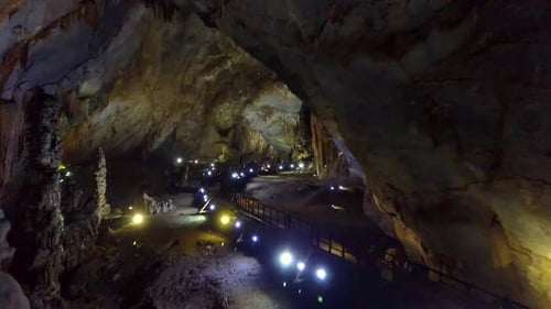 Bewegung entlang der Touristenbrücke zur riesigen Tiefe der Karsthöhle
