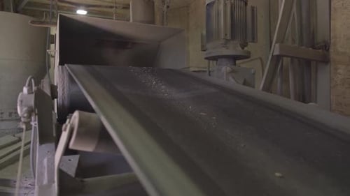 Seitenwinkelansicht des Ladens von Schüttgutförderern auf werksseitig produzierenden Zement Ausrüstung auf Beton
