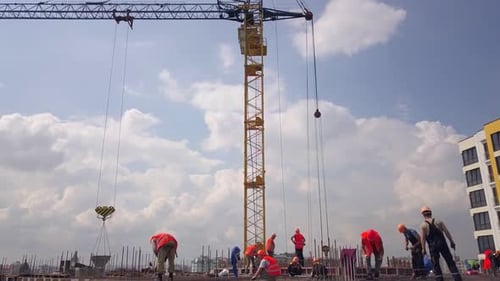 Bauarbeiter arbeiten auf der Baustelle eines neuen Wohngebäudes aus Beton