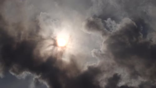 Sonne bedeckt von schwarzen Rauchwolken