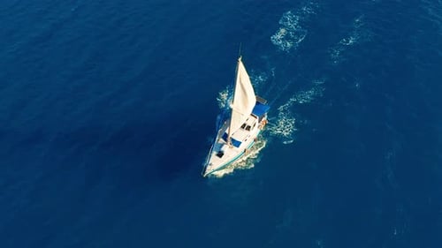 Luftaufnahme. Yachtsegeln auf offener See bei sonnigem Tag. Segelboot