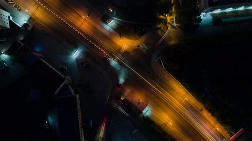 Nachtzeitraffer einer Autokreuzung