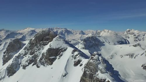 Bergkamm und Gipfel aus der Luft mit Schnee