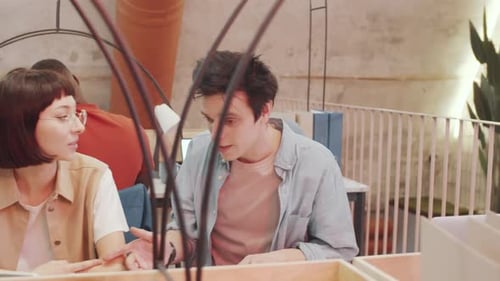 De jeunes collègues discutent du projet dans un espace de coworking