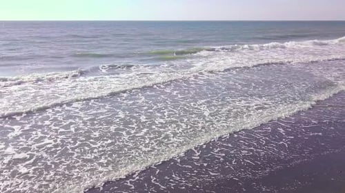 Vue par drone sur les belles vagues de la plage de sable,