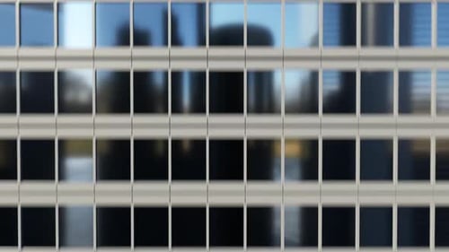 edificio alto en el distrito de negocios. tarifa de cámara épica, letrero 5G que muestra grandiosidad