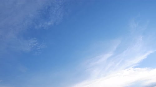Time lapse 4K d'un beau ciel bleu avec fond de nuages, ciel bleu avec nuages et soleil.
