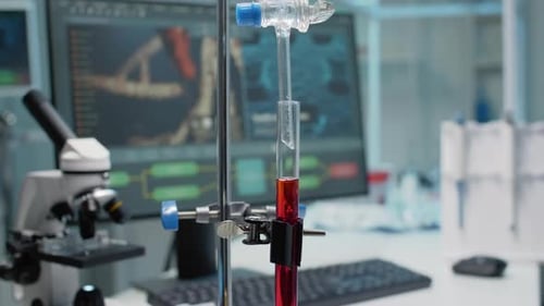 Nahaufnahme von Reagenzglas und chemischem Tropfrohr