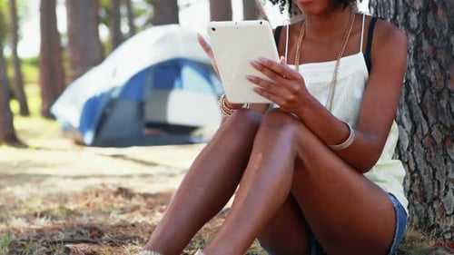 Mujer usando tableta digital 4k