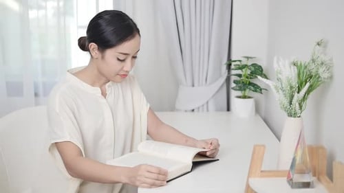 Ein freiberuflicher Übersetzer mit einem Laptop sitzt in Selbstquarantäne auf einem Küchentisch