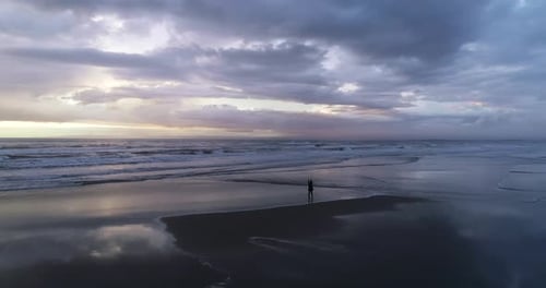 Filmmusik Circle Drohnenansicht des bunten Sonnenuntergangs Leerer verspiegelter Strand