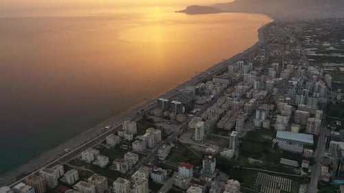 Puesta de sol en la ciudad de Alanya con vista en Zumbido