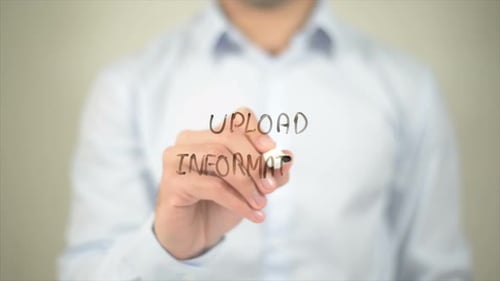 Informationen hochladen Mann schreibt auf transparentem Bildschirm