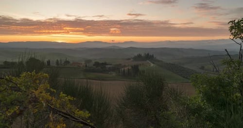 Zeitraffer Ansicht der Felder, Weingüter in der Nähe von San Quirico d'Orcia. Toskana Herbst Sunrise