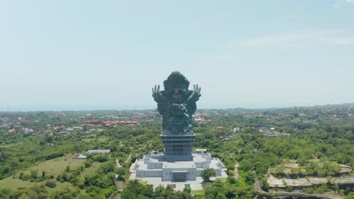Vue aérienne en chariot de la statue de Garuda Wisnu Kencana à Bali, en Indonésie