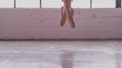 Schöne Ballerina in Zeitlupe