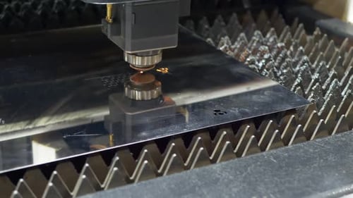 Prozess des industriellen Laserschneidens von Blechen