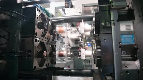 Automatische Kunststoff-Spritzgießmaschine.