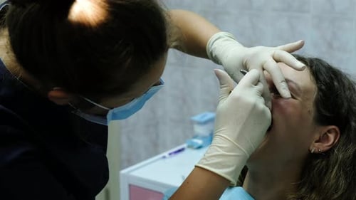 Visita al dentista, Instalación del sistema de soporte. El ortodoncista establece un metal
