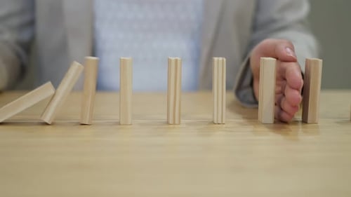 Geschäftsmann verhindert, dass bunte Blöcke im Büro auf den Tisch fallen