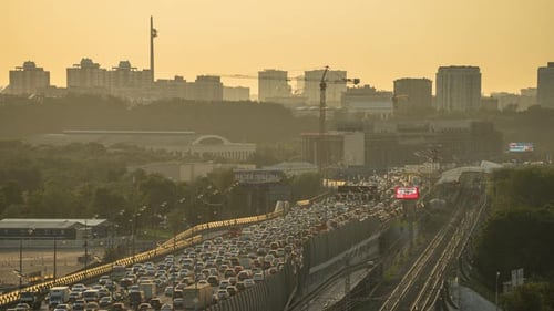 abendlicher Stau auf dem dritten Transportring in Moskau